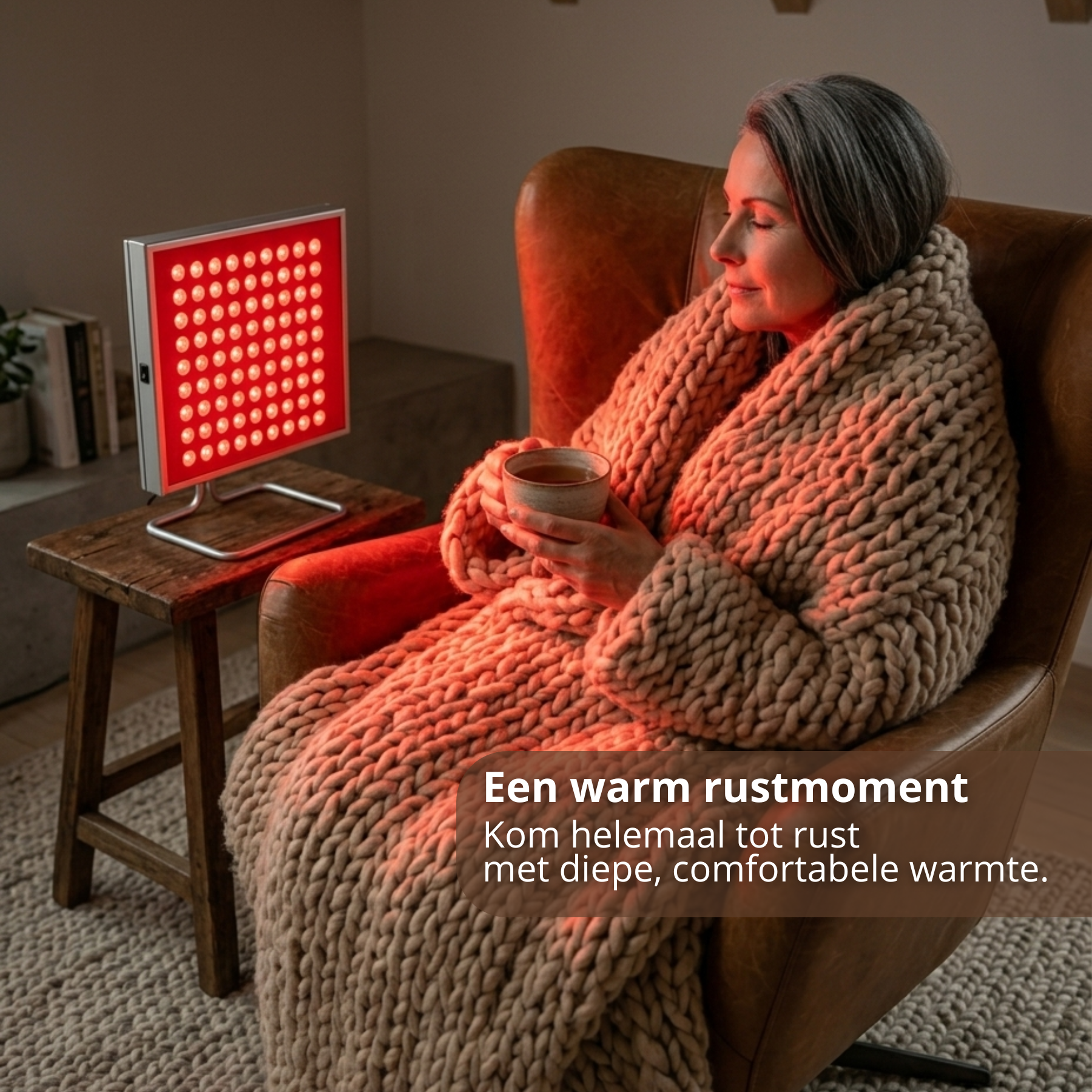 Infrarood lamp voor ontspanning thuis – roodlichttherapie tijdens rustmoment op stoel